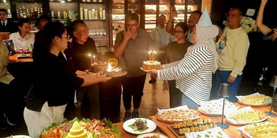 Ulang Tahun Juntos Bar & Grill: Keakraban, Cerutu, dan Syukur di Usia 65