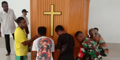 TNI Peduli, Babinsa Bersama Jemaat Gotong-Royong Siapkan Peresmian Gereja Getsemani