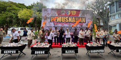 Bupati Esti'anah, Apresiasi Satgas Satpol PP Musnahkan Ribuan Rokok Ilegal dan Miras