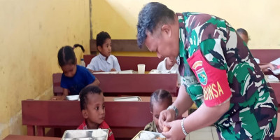 Dukung Generasi Sehat dan Cerdas, Babinsa Dampingi Penyaluran Makanan Bergizi Gratis