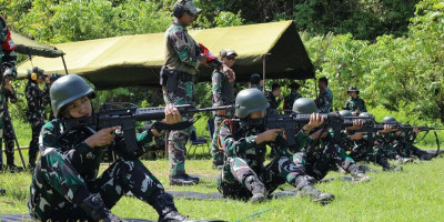 Denmako Koarmada III Tingkatkan Kesiapsiagaan Prajurit Lewat Latihan Menembak di Sorong
