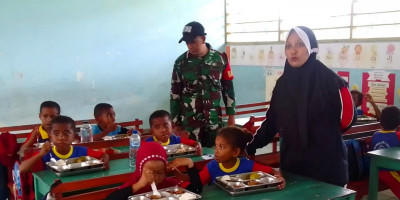 Wujudkan Generasi Sehat dan Cerdas, Babinsa Dampingi Program MBG di Pulau Numfor