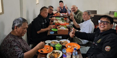 Pengurus PWI Jaya Nikmati Hidangan Tradisional dan Es Teler Segar di Warung Betawi Mpok Ila