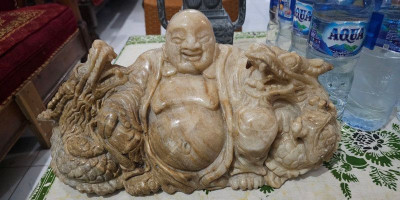 Patung Buddha Tertawa dan Dua Naga, Simbol Harmoni dan Kemakmuran