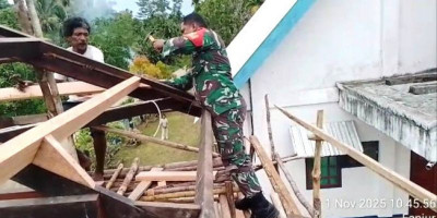 Kebersamaan, Babinsa Supiori Utara Bantu Bangun Rumah Lonceng Gereja