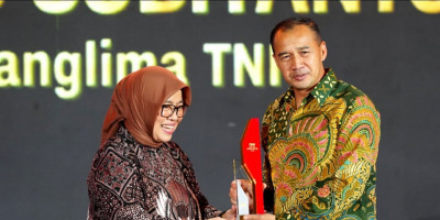 Panglima TNI Raih Penghargaan Outstanding Leadership di CNN Indonesia Awards 2025