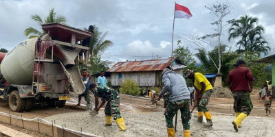 Satgas TMMD dan Warga Babak Gencarkan Pengecoran Jalan di Tambrauw