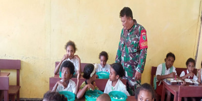 Wujud Kepedulian, Babinsa Biak Timur Dukung Program Gizi Anak Sekolah