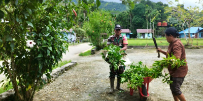 Ciptakan Tempat Ibadah Bersih, Babinsa Bantu Warga Bersihkan Halaman Gereja