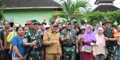 Warga Lebakharjo Sambut Wakasad, Danrem 083/Bdj Dampingi Sepanjang Penutupan TMMD 126