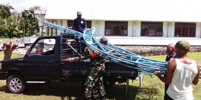 Usai Sidang Jemaat, Babinsa Biak Utara Ikut Gotong-Royong Angkat Rangka Besi Tenda
