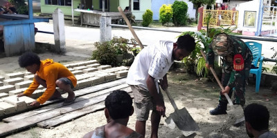 Kebersamaan TNI-Rakyat, Babinsa Numfor Bantu Warga Membuat Batu Tela