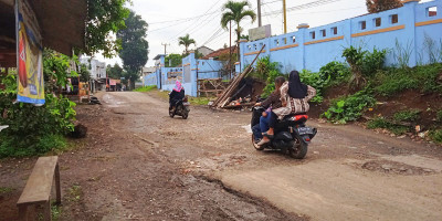 Jalan Rusak di Kalapanunggal Sukabumi Jadi Ancaman bagi Pengguna Jalan
