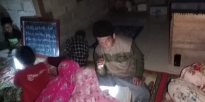 Lima Tahun Tanpa Pembinaan, Ustaz Awi Hadir di Pedalaman Tanpa Listrik dan Jaringan