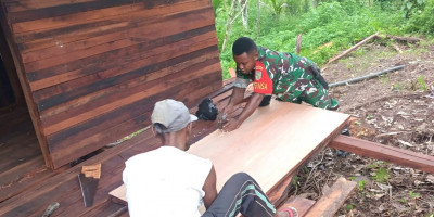 Pererat Kemanunggalan TNI-Rakyat, Babinsa Bantu Bangun Rumah Warga