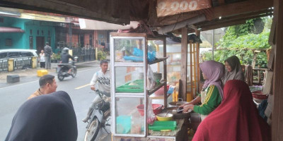 Lontong Murah Ibu Kasyani, Cita Rasa Nikmat Penyelamat Warga dari Inflasi di Aceh Tengah