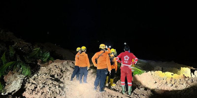 Tanah Longsor Terjang Desa Cibeunying, Dua Warga Meninggal dan 21 Masih Hilang