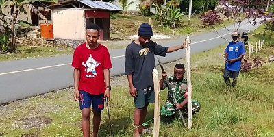 Ringankan Beban Warga, Babinsa Turut Bantu Pembuatan Pagar Jalan