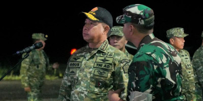Panglima TNI Tinjau Latihan Terjun Malam di Bangka