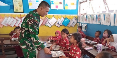 Dukung Kesehatan Anak Sekolah, Babinsa Biak Kota Kawal Distribusi MBG di SD Inpres Angkasa