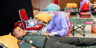 Semarak HUT ke-62, Korem 083/Baladhika Jaya Ajak Prajurit Berbagi Melalui Donor Darah