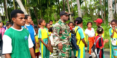 Kompak Bersama Guru, Babinsa Ikut Jalan Santai Peringati HGN 2025 di Numfor