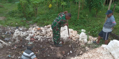 Dukung Kegiatan Jemaat, Babinsa Bantu Gali Pondasi Gedung Serbaguna Gereja Raja Damai