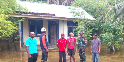  Banjir Akibat Hujan Deras Rendam Rumah Warga, Babinsa Lakukan Pemantauan di Warbor