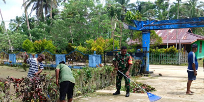 Jaga Kebersihan Tempat Ibadah, Babinsa Bantu Warga Bersihkan Halaman Gereja