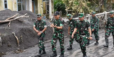 Kasdam V/Brawijaya Tinjau Lokasi Terdampak Erupsi Semeru 