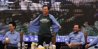  Sultan Pamer Kaos Green Democracy
