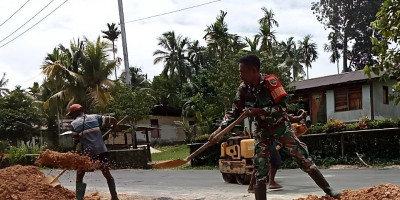 Perbaiki Akses Transportasi, Babinsa dan Warga Gotong Royong Lebarkan Jalan