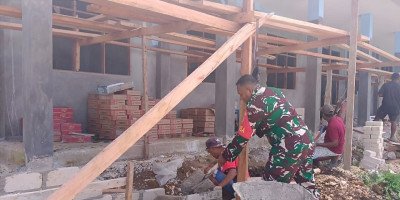 Dukung Dunia Pendidikan, Babinsa Biak Utara Ikut Kerja Bakti Bangun Asrama Sekolah