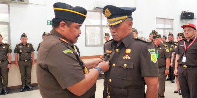Kajari Jaktim Lantik Kasubagbin Baru, Tegaskan Pembenahan Internal dan Penguatan SDM