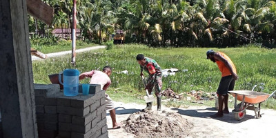 Babinsa Biak Barat Turut Membantu Pekerjaan Pembangunan SMKN Kelautan