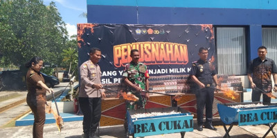 Komitmen Berantas Barang Terlarang, Danramil Biak Kota Hadiri Pemusnahan Rokok Ilegal