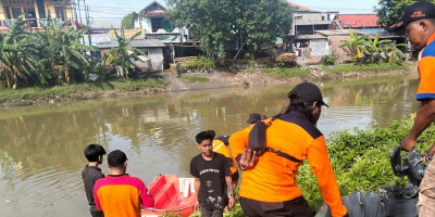 Tim BPBD bersama Relawan, Temukan Korban Anak 4 Tahun di Sungai Jajar Bintoro