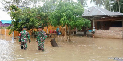 Prajurit TNI Berhasil Evakuasi Warga Banjir Batangtoru, Tapanuli Selatan