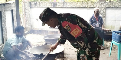 Syukuran Ultah, Babinsa Supiori Selatan Masak Bersama Warga