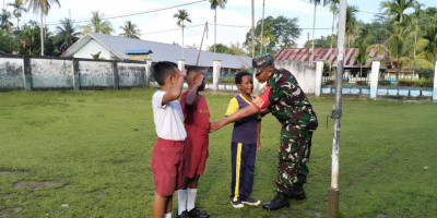 Jelang Upacara, Babinsa Latih Murid SD Tata Cara Pengibaran Bendera Merah Putih