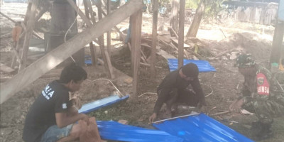 Babinsa Supiori Utara Bantu Warga Bangun Halte Bus di Desa Warsa