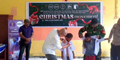 Sambut Natal, Babinsa Hadiri Bakti Sosial Yayasan MSP di SD YPK Soon