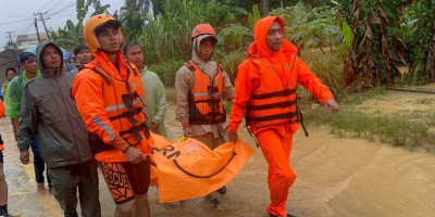 Basarnas Medan Evakuasi Ratusan Warga Terjebak Banjir di Besitang