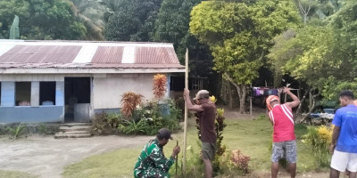 Sambut Natal, Babinsa Gotong-Royong Bersama Pemuda Buat Pagar Kampung