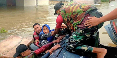 Di Saat Air Naik, Pengabdian TNI AL Tak Pernah Surut