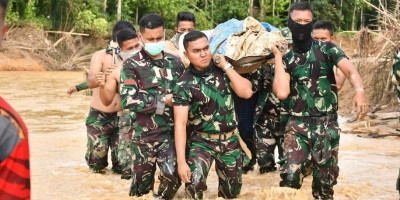 Satgas Kodam I/BB Temukan dan Evakuasi Korban Banjir di Tapanuli Selatan