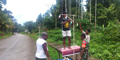 Jelang Nataru, Babinsa Supiori Selatan Ajak Warga Terangi Jalan