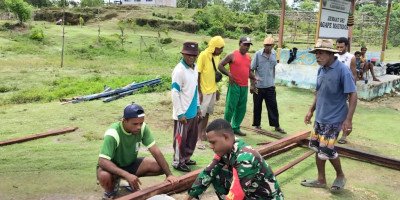 Sambut Natal, Babinsa Biak Barat Bantu Warga Buat Pagar Gereja