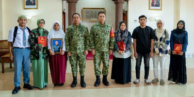Panglima TNI Kuatkan Hati Keluarga Almarhum Prajurit TNI yang Gugur di Padang