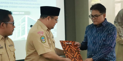 UIN Jakarta Serahkan Surat Perintah Pengelolaan Madrasah Pembangunan